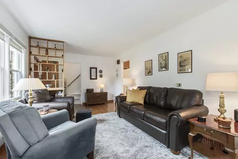 Living - 511 N Maple St, Mount Prospect, IL 60056 photo 2 of 4