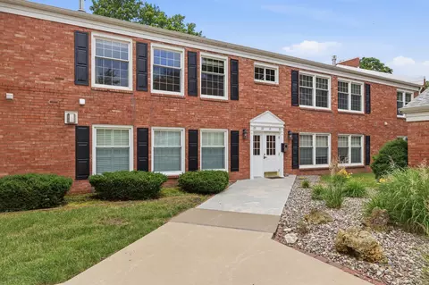 3215 E Locust St #A2-21, Davenport, IA 52803