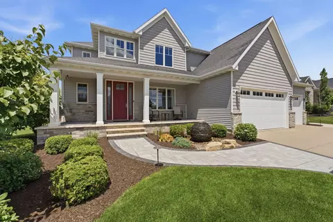 3460 Crow Lake Dr, Bettendorf, IA 52722