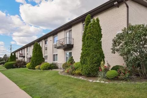 8999 Kennedy Dr #2C, Des Plaines, IL 60016