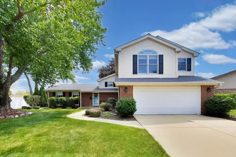 2006 N Elizabeth Dr, Arlington Heights, IL 60004