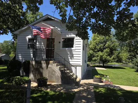 26418 N Willow Ave, Mundelein, IL 60060
