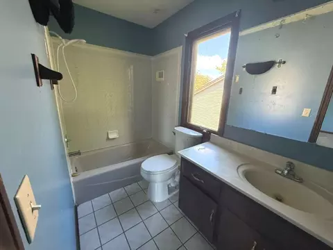 Bath - 983 Valleyview Dr, Bartlett, IL 60103 photo 1 of 2