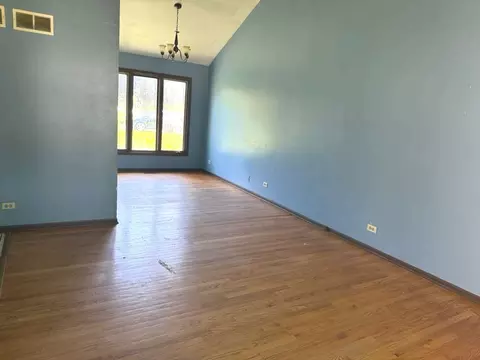 Living - 983 Valleyview Dr, Bartlett, IL 60103 photo 1 of 2