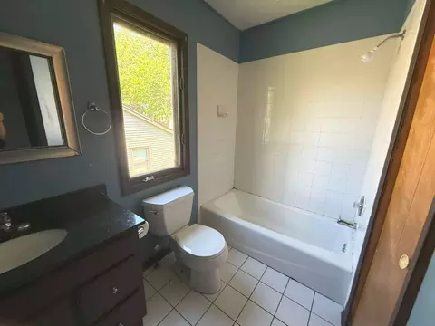 Bath - 983 Valleyview Dr, Bartlett, IL 60103 photo 2 of 2