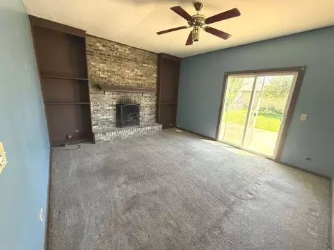 Living - 983 Valleyview Dr, Bartlett, IL 60103 photo 2 of 2