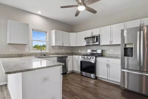 Kitchen - 490 Flora Dr, Algonquin, IL 60102 photo 2 of 2
