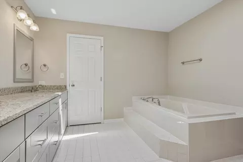 Bath - 490 Flora Dr, Algonquin, IL 60102 photo 2 of 2