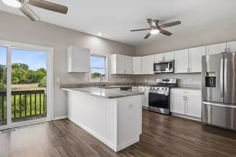 Kitchen - 490 Flora Dr, Algonquin, IL 60102 photo 1 of 2