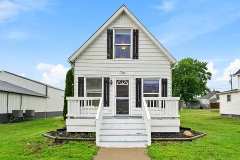 716 10th St, Dewitt, IA 52742