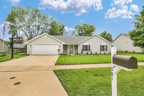 301 N Spruce Dr, Mahomet, IL 61853
