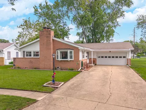 3 Manor Dr, Pontiac, IL 61764