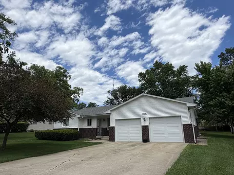 605 E Market St, Farmer City, IL 61842