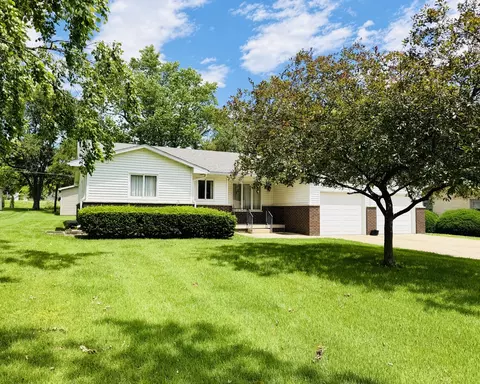 605 E Market St, Farmer City, IL 61842