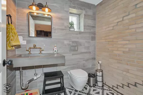 Bath - 829 E Porter Ave, Naperville, IL 60540 photo 3 of 5