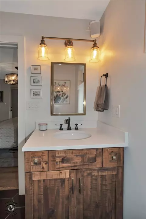 Bath - 829 E Porter Ave, Naperville, IL 60540 photo 2 of 5