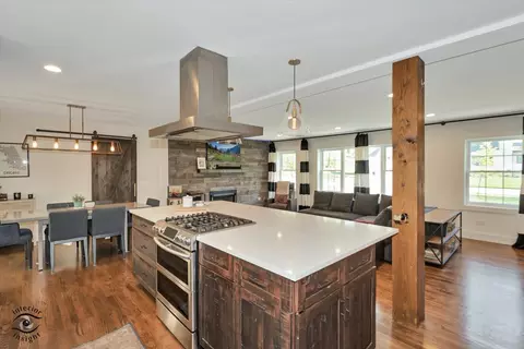 Kitchen - 829 E Porter Ave, Naperville, IL 60540 photo 4 of 4