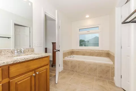 Bath - 980 Balsam Rd, Normal, IL 61761 photo 2 of 5