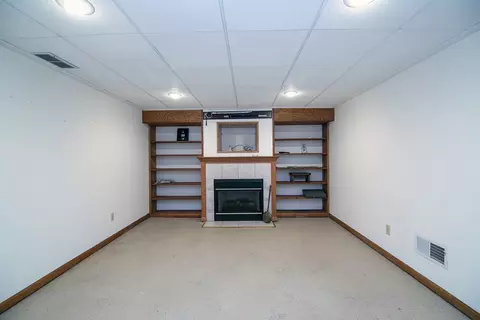 Living - 1250 Justine Dr, Kankakee, IL 60901 photo 2 of 3