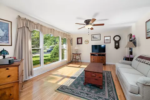 Living - 1250 Justine Dr, Kankakee, IL 60901 photo 1 of 3
