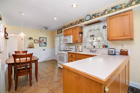 Kitchen - 1250 Justine Dr, Kankakee, IL 60901 photo 3 of 4