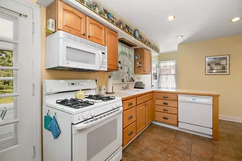 Kitchen - 1250 Justine Dr, Kankakee, IL 60901 photo 2 of 4