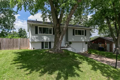 2912 E 35th St, Davenport, IA 52807