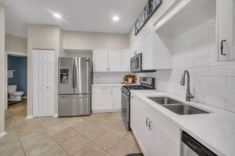 Kitchen - 367 Emerald Ln, Algonquin, IL 60102 photo 4 of 4