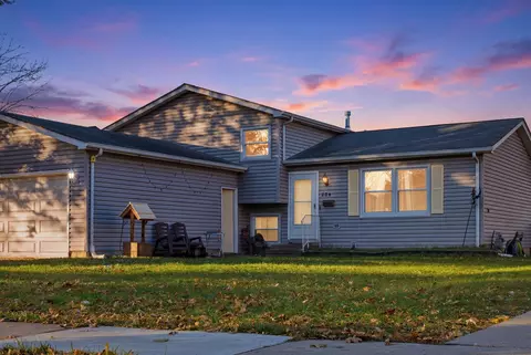 204 W Hawthorne Blvd, Mundelein, IL 60060