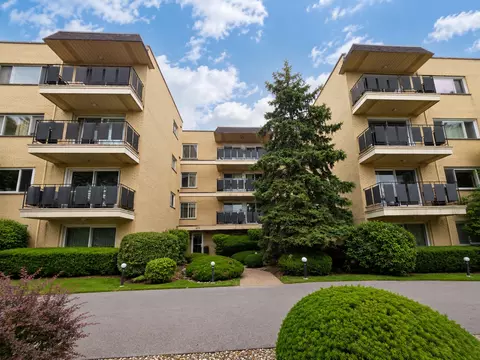 8230 Elmwood Ave #304, Skokie, IL 60077