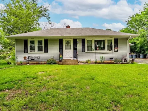 405 N Iowa Ave, Villa Park, IL 60181