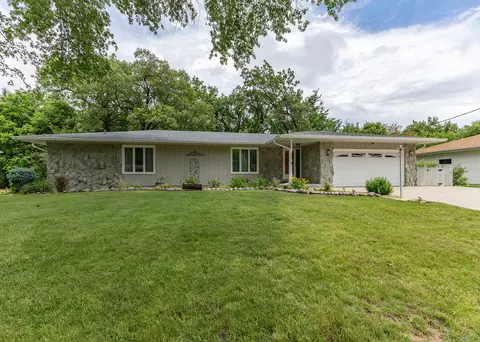 607 E 5th St, Coal Valley, IL 61240