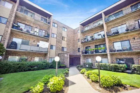 725 W Huntington Commons Rd #416, Mount Prospect, IL 60056