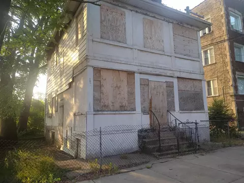 7909 S Essex Ave, Chicago, IL 60617