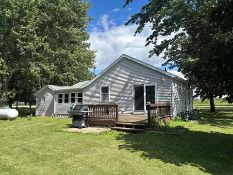 Exterior - 15648 Norrish Rd, Morrison, IL 61270 photo 2 of 4