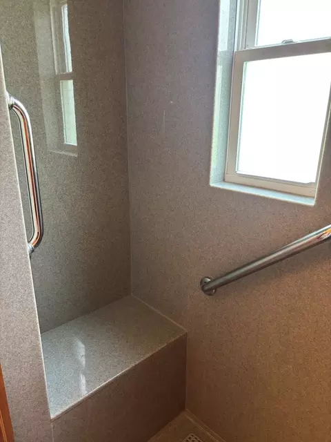 Bath - 15648 Norrish Rd, Morrison, IL 61270 photo 3 of 5