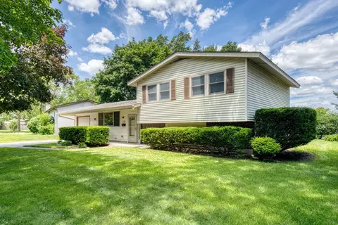 304 Dartmoor Dr, Crystal Lake, IL 60014
