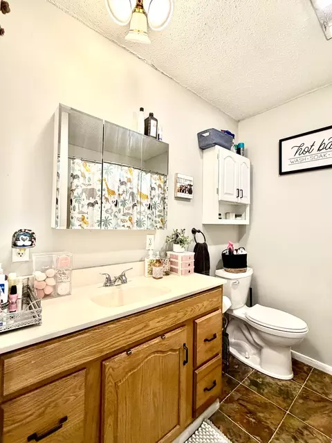 Bath - 31875 E Thome Rd, Rock Falls, IL 61071 photo 2 of 4