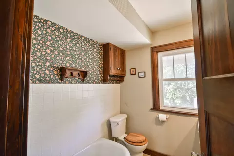 Bath - 620 Mason St, Chenoa, IL 61726 photo 3 of 9
