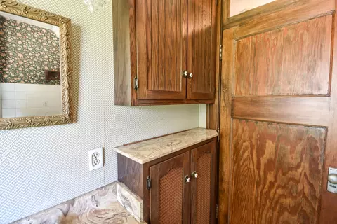 Bath - 620 Mason St, Chenoa, IL 61726 photo 7 of 9