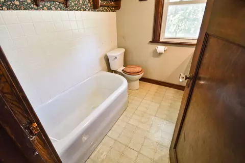 Bath - 620 Mason St, Chenoa, IL 61726 photo 4 of 9