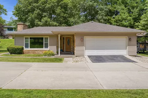 Exterior - 1952 Larod Dr, Dixon, IL 61021 photo 2 of 4