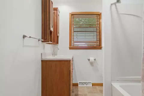 Bath - 1952 Larod Dr, Dixon, IL 61021 photo 1 of 2