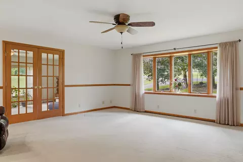 Living - 1952 Larod Dr, Dixon, IL 61021 photo 3 of 5