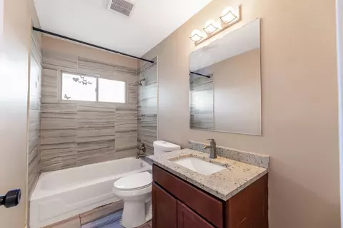 Bath - 2859 Stafford Dr, Markham, IL 60428 photo 1 of 2