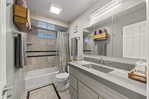 Bath - 963 Hyacynth Ln, Bartlett, IL 60103 photo 1 of 2