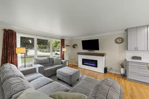 Living - 963 Hyacynth Ln, Bartlett, IL 60103 photo 2 of 3