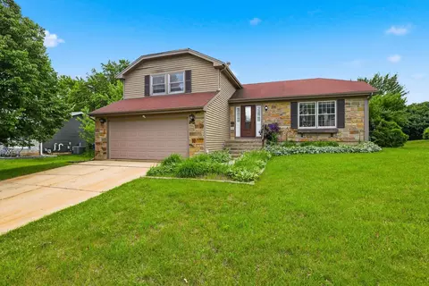 310 Crestwood Ct, Algonquin, IL 60102