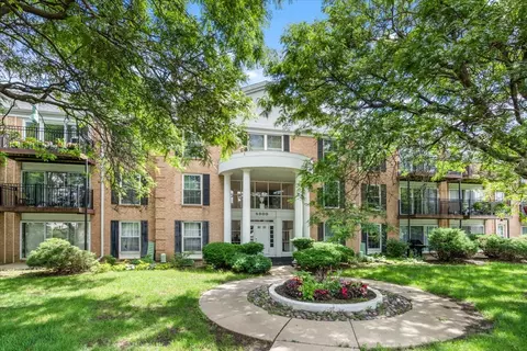 5300 Carriageway Dr #208, Rolling Meadows, IL 60008