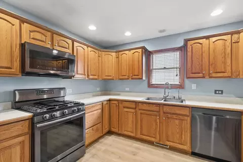 Kitchen - 10116 Lund Ave, Algonquin, IL 60102 photo 2 of 2